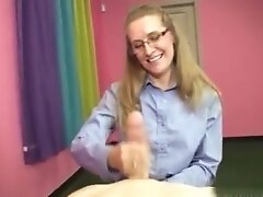 Дрочат, Мамки в соку, Большие сиськи Milf big cock handjob