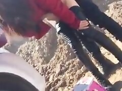 Любительское, Публичный секс A Chinese couple is fucking outdoors !! ..