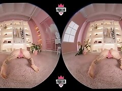 Topless Twerk - VRQueens