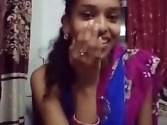 Индианки, Молоденькие Cute girl in saree doing sefles.