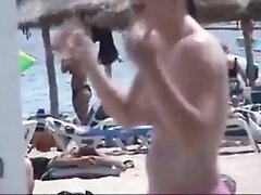 Соски, Большие сиськи Girls puffy on beach show