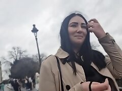 elle améne sa copine sucer un inconnu dans la rue