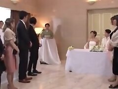 Измена, Японское Порно, Мамки в соку, Подглядывание Sex is free between family and friends in this marriage