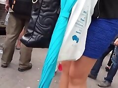 Латекс, Большие сиськи, Подглядывание Big butt in tight miniskirt