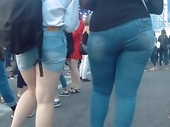 Big ass girls in tight jeans