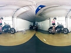 Женские ноги Redhead Gets Turned on by Her Motorcycle