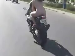 Sobre la moto y a raja pela
