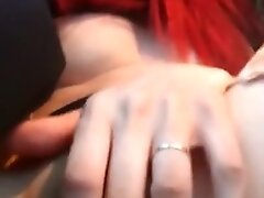 Perfektlilly masturbiert im Auto auf der Autobahn