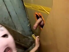 Deux coquines sucrant au gloryhole