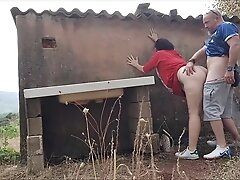 Sa jolie femme s occupe bien de lui