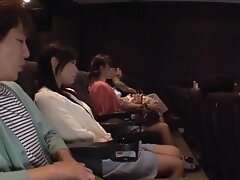 Азиатки, Отсос, Дрочат, Японское Порно, Большие сиськи japanese girl dick looking movie theater